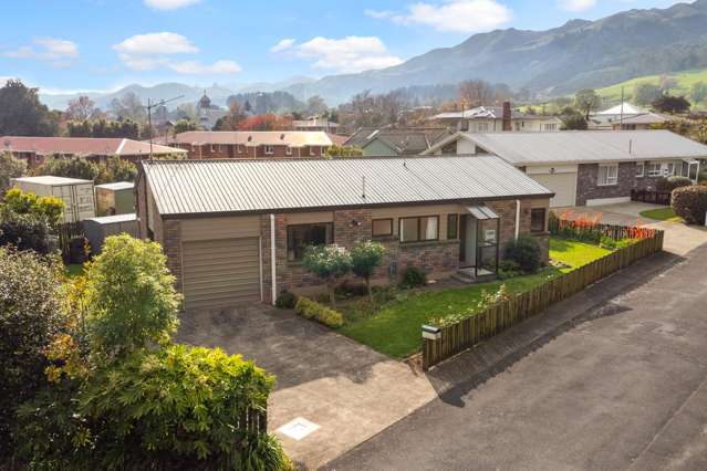 Mountain Views & Easy Living