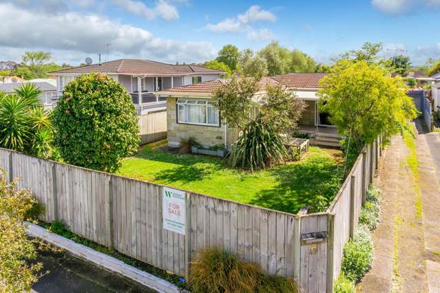 Double Glazed Comfort with Lush Garden Oasis