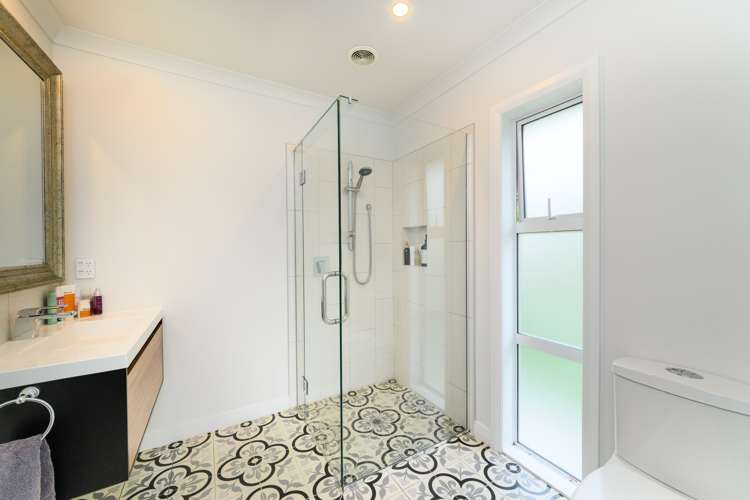 7 Roots Street East Feilding_11