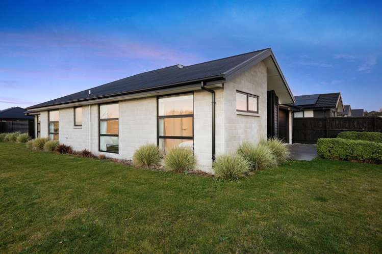 1 Woodford Avenue Woodend_16