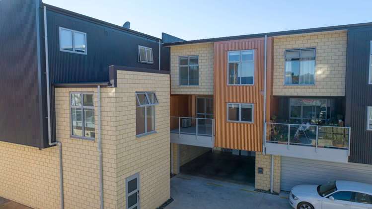 5/7 Vialou Street Hamilton Central_1