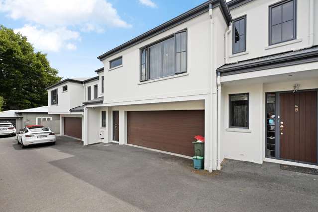 Three Bedroom Townhouse in Sought After Locale- Walk to CBD!