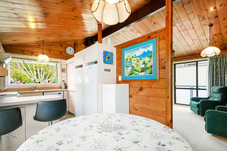 12 Helvetia Grove Naenae_6