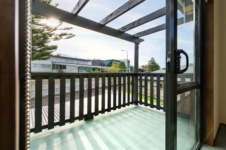 8 Surrey Lane Glenview_18