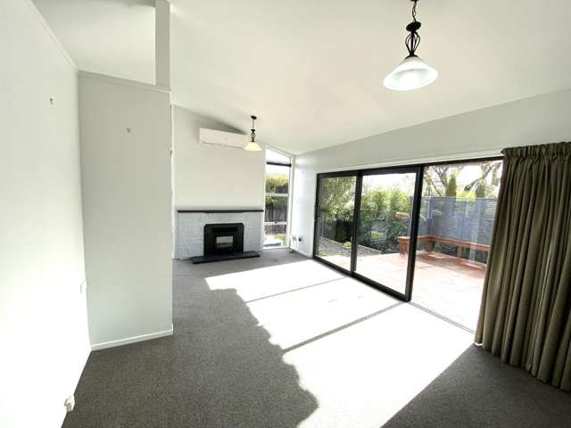 2A Lipscombe Crescent 10484_2