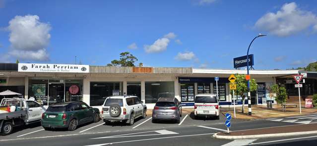 Tightly held retail in Mairangi Bay