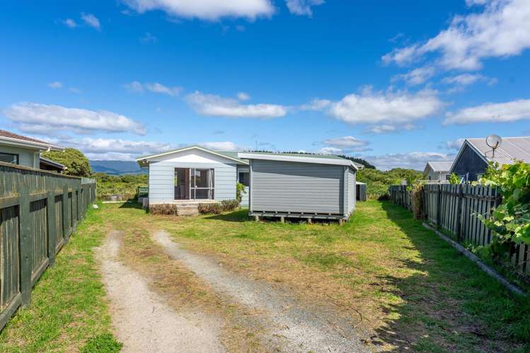 13 Simcox Street Otaki Beach_16