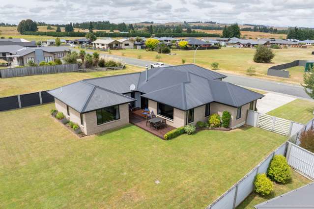 Mountain Views, Modern Retreat in Te Anau!