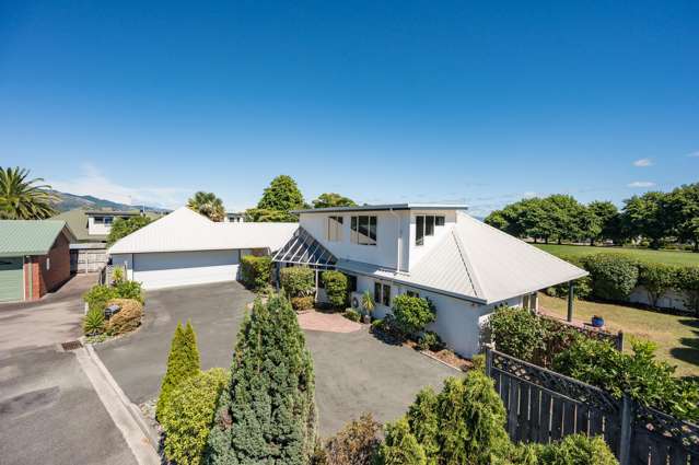 5 bed, 2 living, Oversize Garage,  Park Outlook