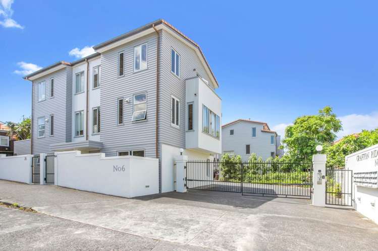 6v Carlton Gore Road Grafton_0