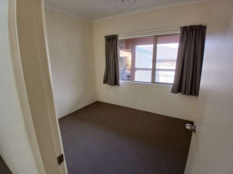 7 Elizabeth Grove Stratford_21
