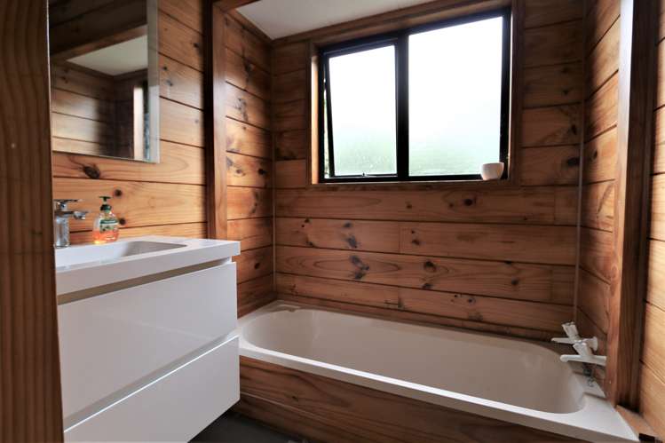 5a Deane Avenue Titirangi_11