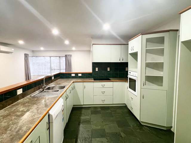 Generous Four Bedroom, walking distance to Hil...