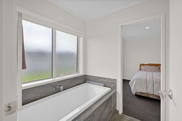 79 Links Drive Waiwhakaiho_28