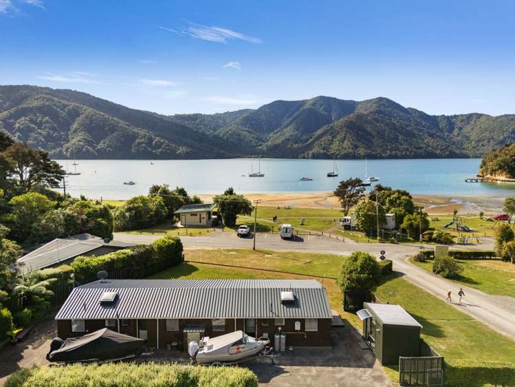 1992 Queen Charlotte Drive_1