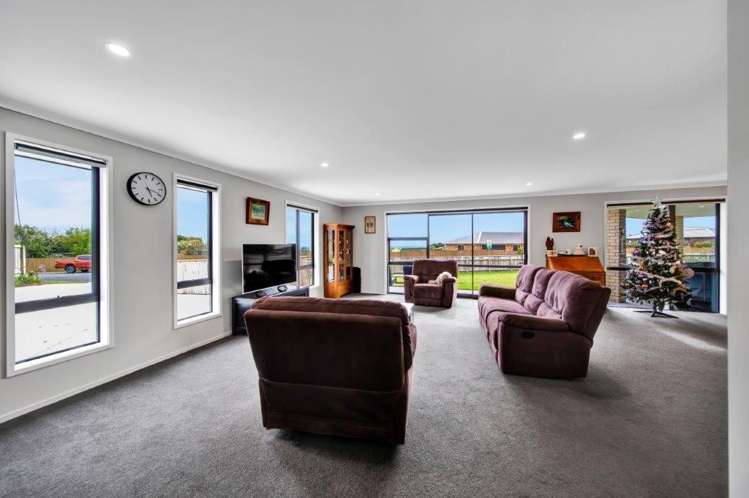 1 Denby Heights Hawera_5