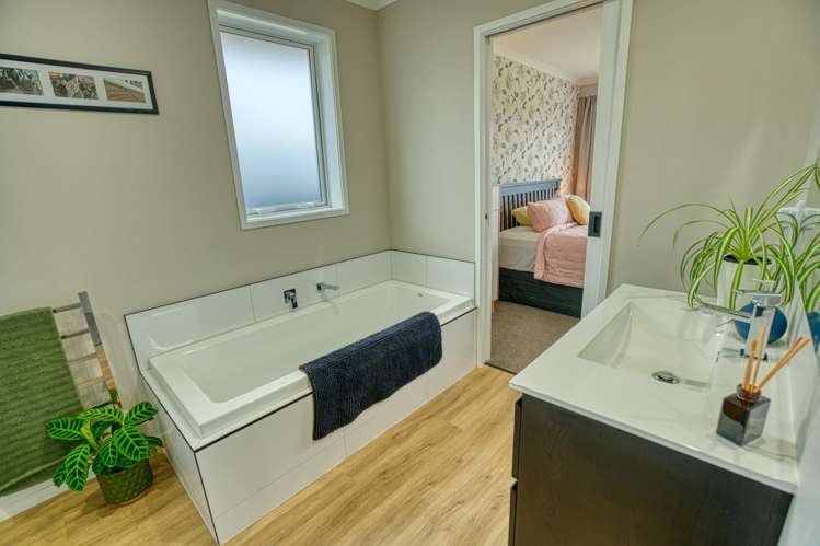 174 Coulson Road Paroa_29