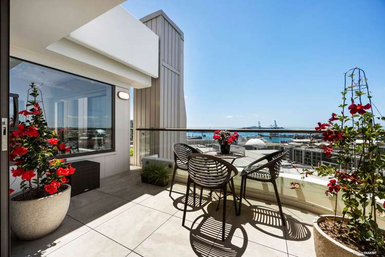 1406/47 Beach Road City Centre_4