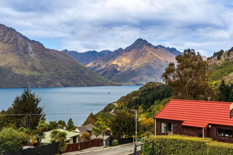 1 Arawata Terrace Fernhill/Sunshine Bay_7