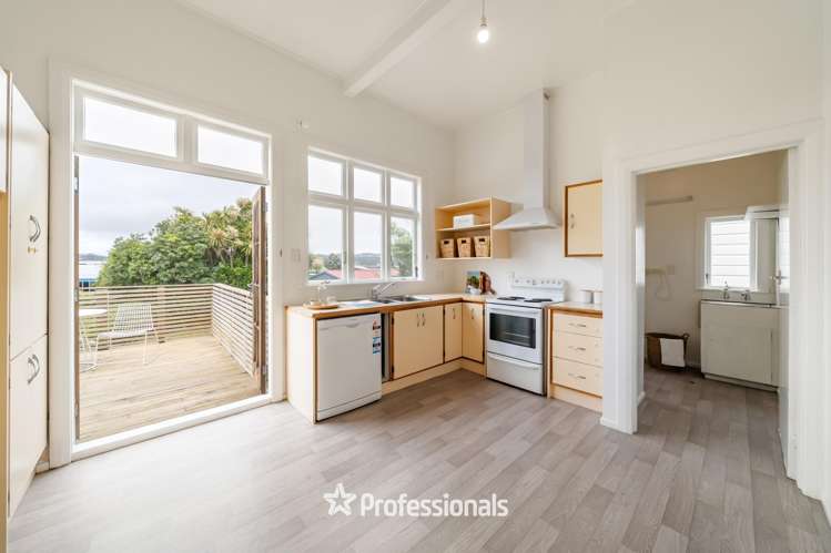 79 Queens Drive Lyall Bay_11