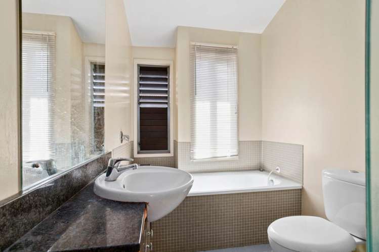 6v Carlton Gore Road Grafton_9