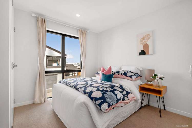 4 Henry Lloyd Place Silverdale_13