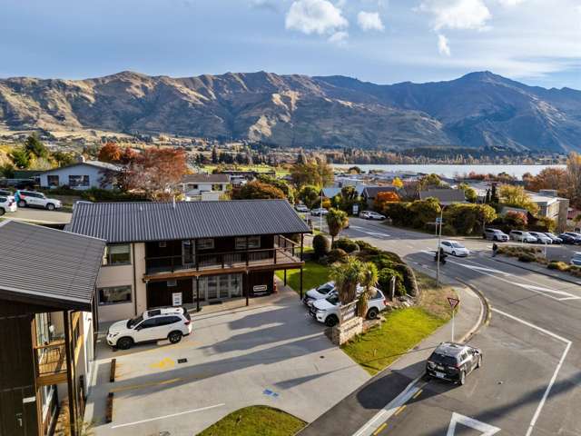 CBD Offices with Lake Views For Lease