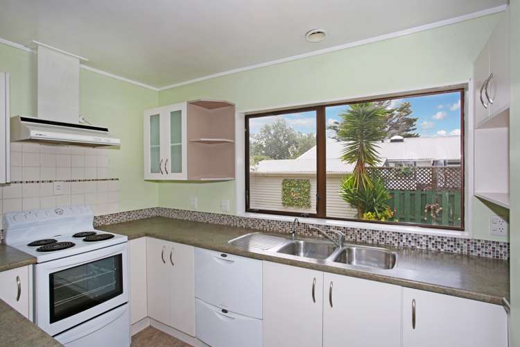 2/60 Beach Road Pahurehure_7