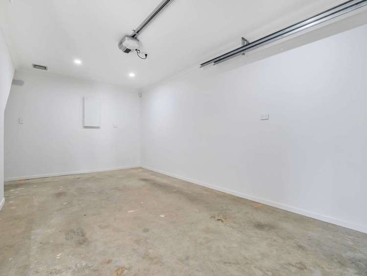 2/8 Mila Paige Close Glenview_22