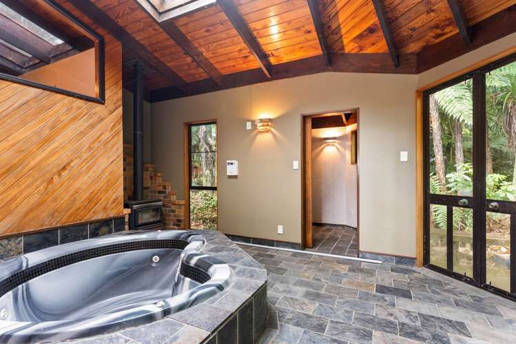 416 Scenic Drive Waiatarua_13