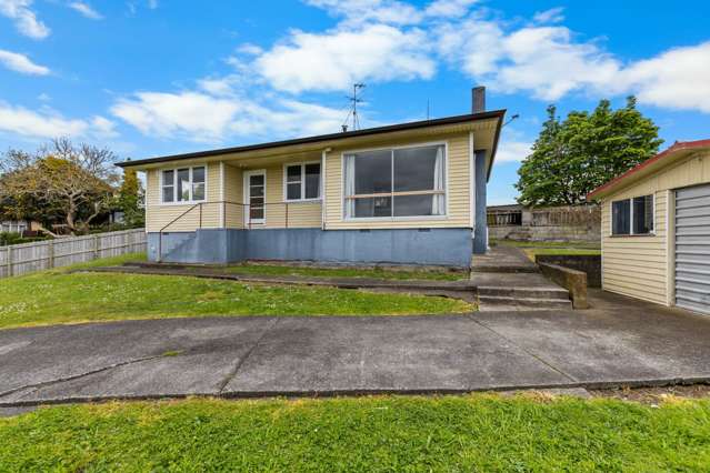 Fully fenced 3 Bedroom Home with Separate offi...