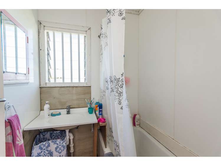 8 Grendon Road Titirangi_11