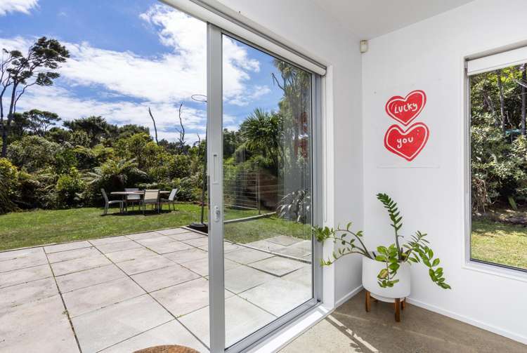 296 Piha Road Piha_24