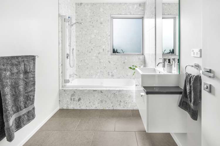 2b Jellicoe Drive Hamilton East_11