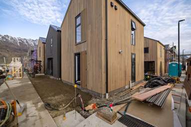 1-6 Hall Street, Five Mile Villas_1