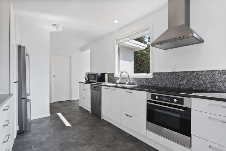 12 Rauhuia Crescent Parau_11