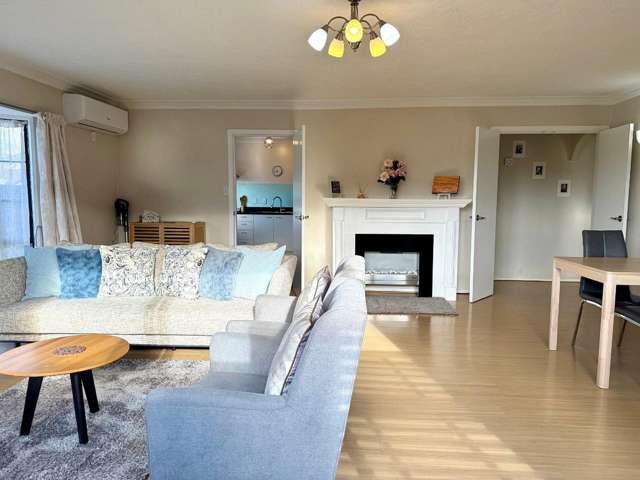 FULLY FURNISHED FRONT SUNDRENCHED UNIT IN EXCELLENT LOCATION DOWN FROM BECKENHAM SHOPS!