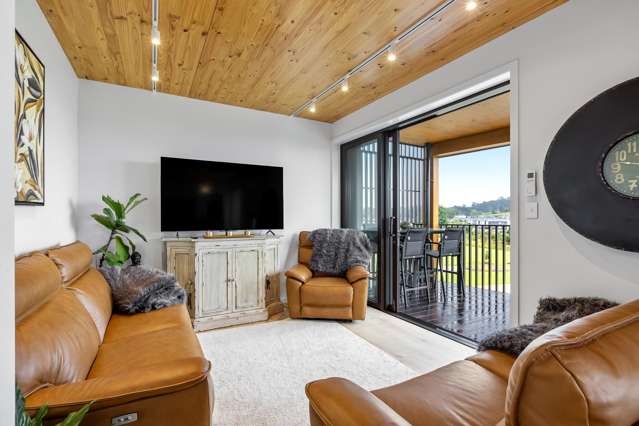 Sun-Drenched Stunner in Milldale