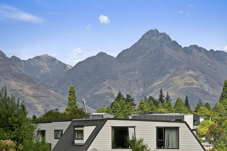 21B/135 Hallenstein Street Queenstown_8