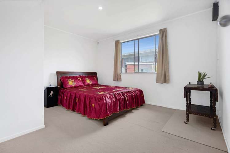 2/14 Downing Street Glenfield_5