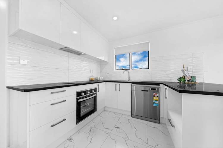 148 & 148A Solar Road Glen Eden_10