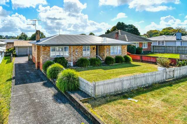 Big Garage & Large Section - Tuakau