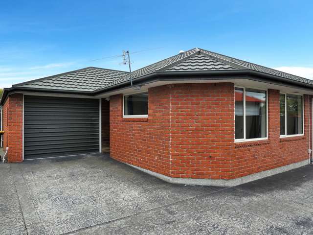RICCARTON - TWO BEDROOM TOWNHOUSE, HEAT PUMP, SINGLE AUTO GARAGE