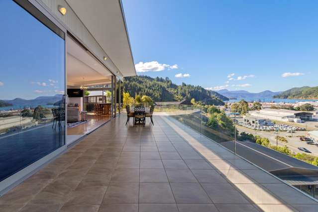 Vendors downsizing. Elevated outlook and sea views