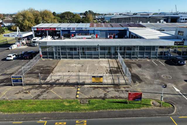 High-exposure retail with secure yard