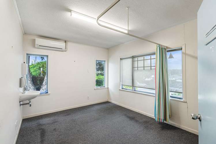 8 Archibald Road Kelston_12