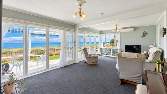Summer is here! Classic Kiwi cottage on the beach.