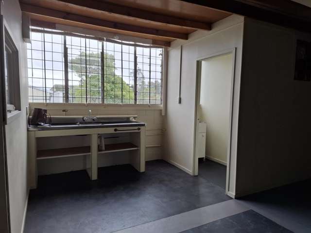 F/4010A Great North Road Kelston_2