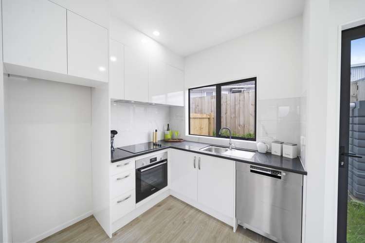 37d Court Town Close Mangere_9