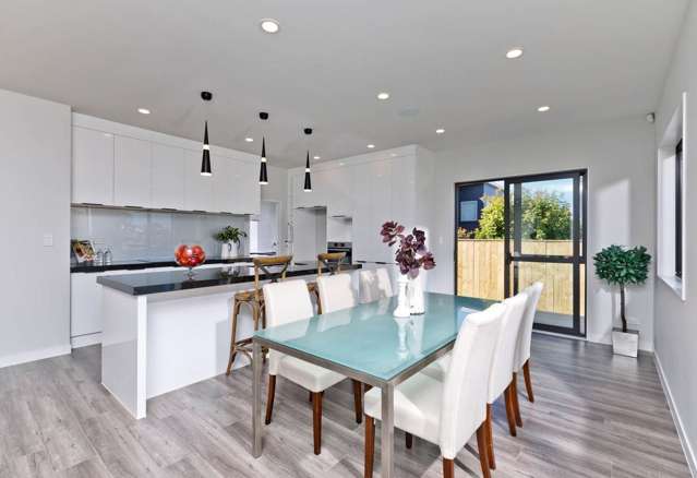 6 Large Bedrooms(1 Bed Ganny flat) - 322 SQM size